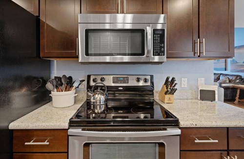 Oak Creek Condo | Red Rock Summer Escape in Sedona | Hang by the Pool & Hot Tub | Grill, Pickleball,Trails & Golf