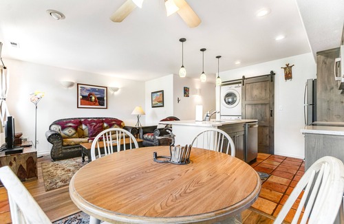 Moab South Valley Condo | Redesigned Red Rock condo with golf-course-view patio, fireplace, AC & pool