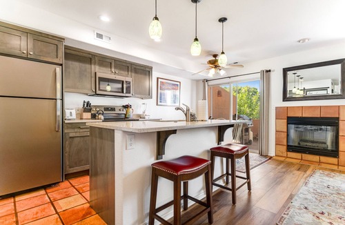 Moab South Valley Condo | Redesigned Red Rock condo with golf-course-view patio, fireplace, AC & pool