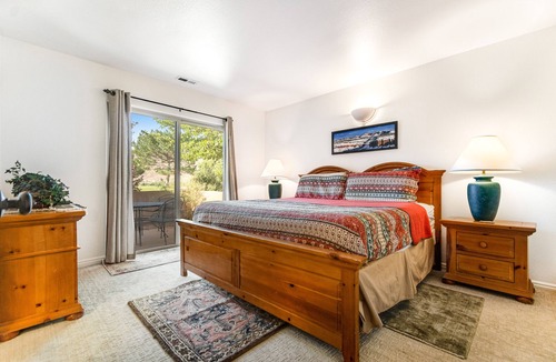 Moab South Valley Condo | Redesigned Red Rock condo with golf-course-view patio, fireplace, AC & pool