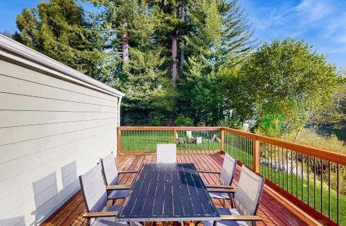 Crescent City House | Redwood Coast River House