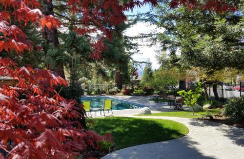 Grants Pass Hotel | Redwood Hyperion Suites