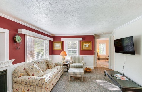 Frankfort Apartment | Relax Fireside! Frankfort Apt Near Dtwn & Beaches
