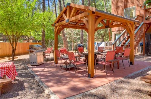 Pine House | Relax Fireside + Play Games! Hiker’s Haven in Pine
