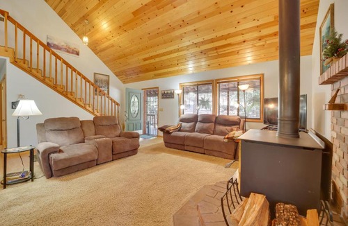 Pine House | Relax Fireside + Play Games! Hiker’s Haven in Pine