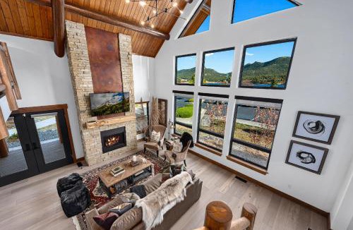 Estes Park House | Relax in The Rockies – Located on Lake Estes, Jacuzzi and Indoor/Outdoor Fireplace