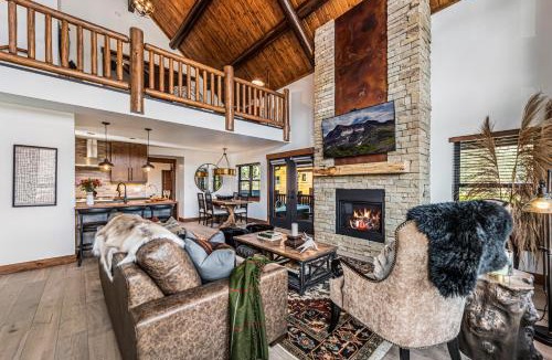 Estes Park House | Relax in The Rockies – Located on Lake Estes, Jacuzzi and Indoor/Outdoor Fireplace