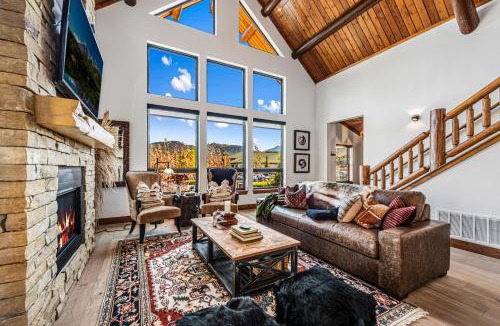 Estes Park House | Relax in The Rockies – Located on Lake Estes, Jacuzzi and Indoor/Outdoor Fireplace