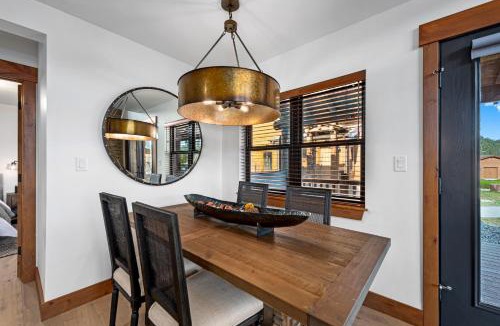 Estes Park House | Relax in The Rockies – Located on Lake Estes, Jacuzzi and Indoor/Outdoor Fireplace