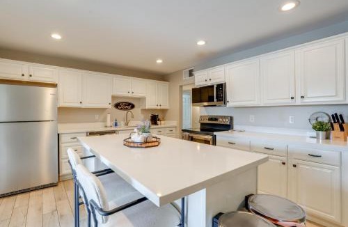 Mesa House | Relax Poolside: Central Group Getaway in Mesa!