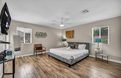 Rancho Oakey House | Relaxing 1 Story Villa Hot Tub BBQ By the Strip
