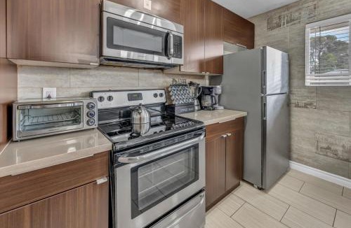 Rancho Oakey House | Relaxing 1 Story Villa Hot Tub BBQ By the Strip