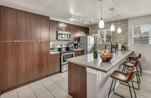 Rancho Oakey House | Relaxing 1 Story Villa Hot Tub BBQ By the Strip
