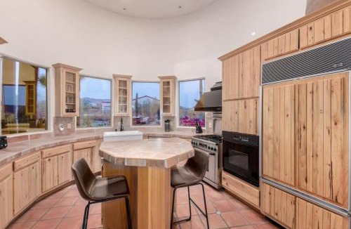County Island House | Relaxing 3BR Haven with Pool and BBQ for Family Time
