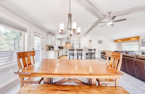 Sunriver House | Relaxing getaway with a private hot tub grill & 10 SHARC passes