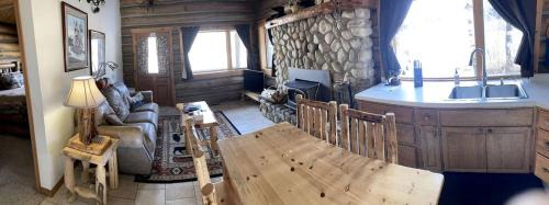 Darby House | Relaxing Glamping Vacation: Fantastic Log Cabin in Darby, MT