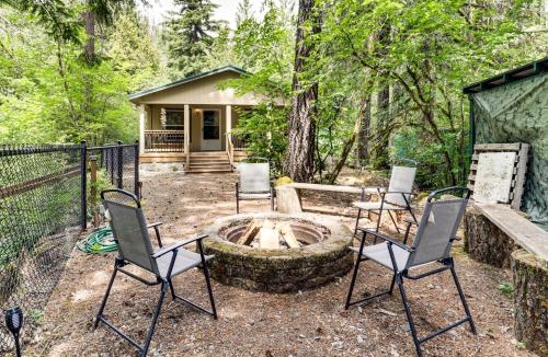 Marion County House | Relaxing Riverfront Getaway w/Fire Pit in Idanha