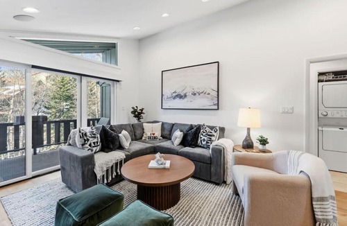 Vail House | Remodeled 2BR Condo Walk to Lionshead Village