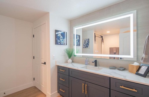 Kierland Apartment | Remodeled and Walkable King Bed Adjacent Kierland Golf