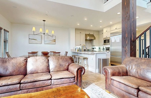 Mammoth Lakes House | Remodeled & Beautiful Home. Private Hot Tub & Gas Grill, Near Biking Trails