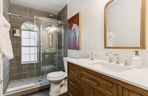Sherwood Towne Apartment | Remodeled Retreat Pool Hot Tub & Outdoor Fun