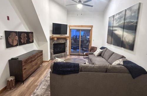 Mountain House Apartment | Renovated 3BR Mountain Condo - Kids Ski Free condo