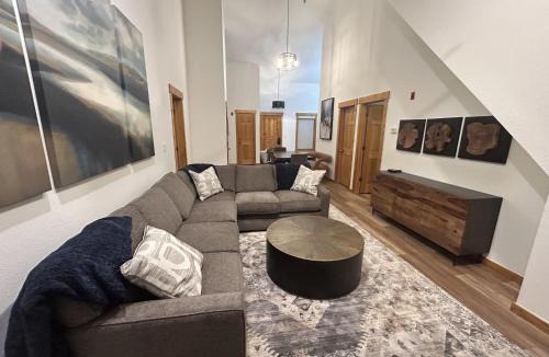 Mountain House Apartment | Renovated 3BR Mountain Condo - Kids Ski Free condo