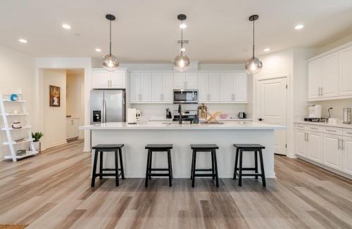 Lancaster House | Renovated 4BR Home Near The BLVD & AV Hospital