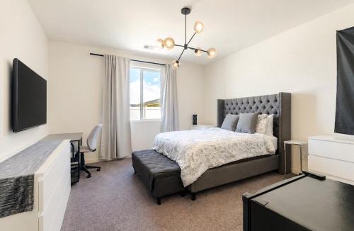 Lancaster House | Renovated 4BR Home Near The BLVD & AV Hospital