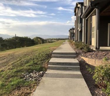 Central Colorado Springs Apartment | Resort Like Amenities King bd Qn bd Sofa bd Fast Wi-Fi Slps7