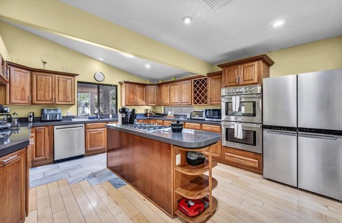 Las Vegas Villa | Resort style Villa for Families & Groups with Pool, Hot tub, Basketball, Mini golf.