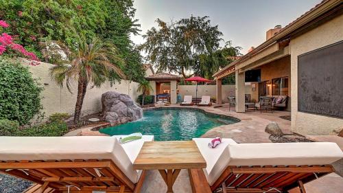 Paradise Park Vista House | Retreat Specials Private Backyard Oasis