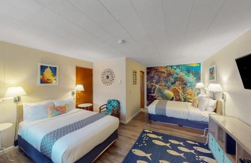 Bandon Apartment | Retro beach experience with fast WiFI - walk to downtown shops & eateries