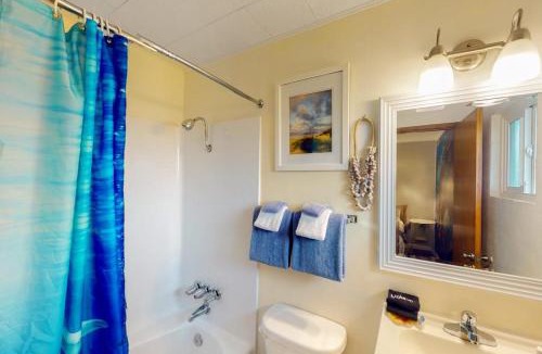 Bandon Apartment | Retro beach experience with fast WiFI - walk to downtown shops & eateries