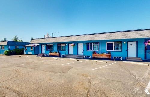Bandon Apartment | Retro beach experience with fast WiFI - walk to downtown shops & eateries