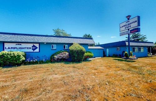 Bandon Apartment | Retro beach experience with fast WiFI - walk to downtown shops & eateries