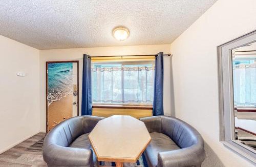Bandon Apartment | Retro beach experience with fast WiFI - walk to downtown shops & eateries