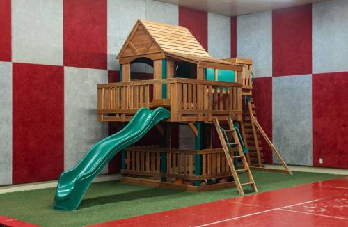 Garden City House | Reunion Retreat and Playhouse