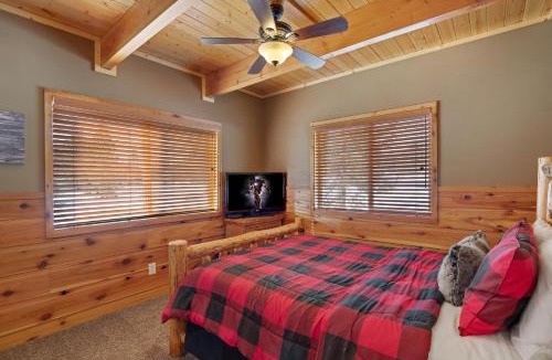 Island Park House | Rimfire Refuge by KABINO Hot Tub Fire Pit Sauna PS3 Grill WiFi Loft