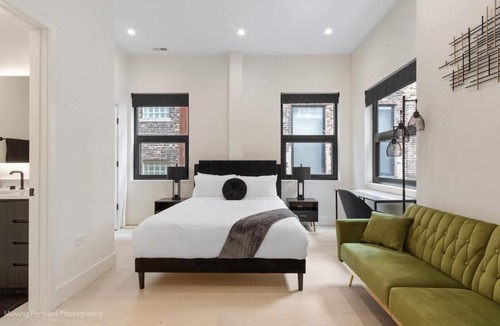 Downtown Chicago Apartment | River North Private Deck With In and Out Parking