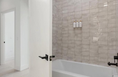 Downtown Chicago Apartment | River North Private Deck With In and Out Parking