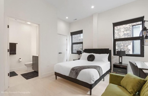 Downtown Chicago Apartment | River North Private Deck With In and Out Parking