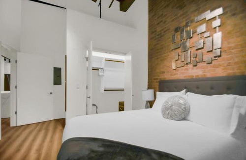 Near North Side Apartment | River North Rooftop With In and Out Parking 3