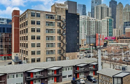 Downtown Chicago Apartment | River North Rooftop With In and Out Parking 5