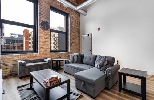 Downtown Chicago Apartment | River North Rooftop With In and Out Parking 6