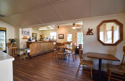 Mariposa Hotel | River Rock Inn