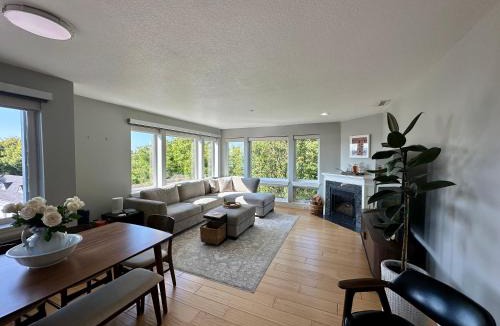 Columbia Way Apartment | River Views 3bd 2ba Luxury Condo along Columbia Waterfront Renaissance Trail