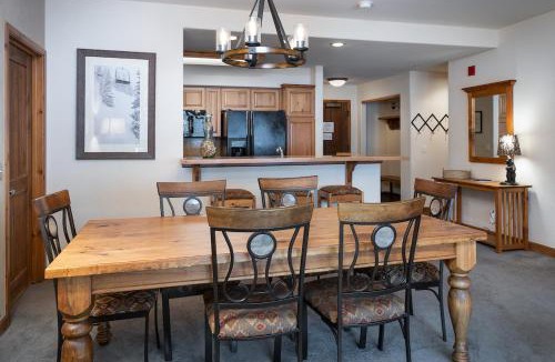 Four O'Clock Apartment | Riverbend Snowflake Run Condo: At Snowflake Lift