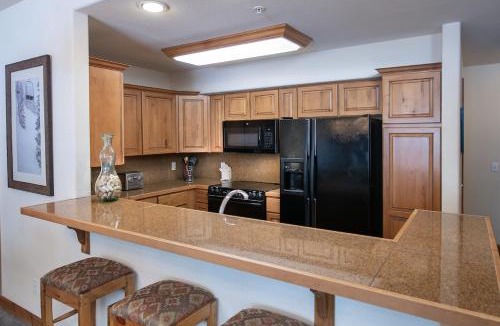 Four O'Clock Apartment | Riverbend Snowflake Run Condo: At Snowflake Lift
