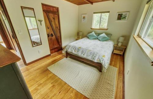 Healdsburg House | Riverfront Getaway With Wine Tastings Included
